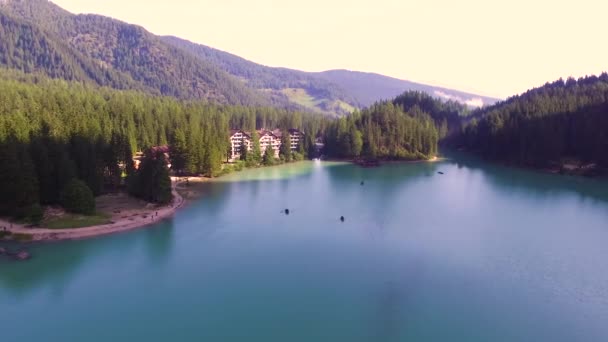 Vuelo con drones sobre el lago Bryce en Italia. Increíbles Alpes — Vídeos de Stock
