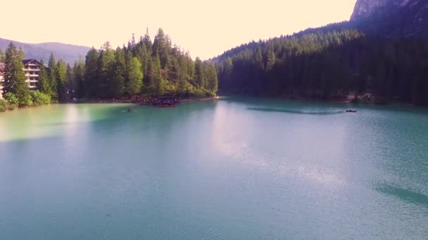 Vuelo con drones sobre el lago Bryce en Italia. Increíbles Alpes — Vídeos de Stock