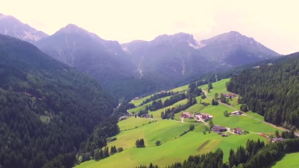 Vuelo con drones en los Alpes italianos. La increíble naturaleza de Italia — Vídeos de Stock