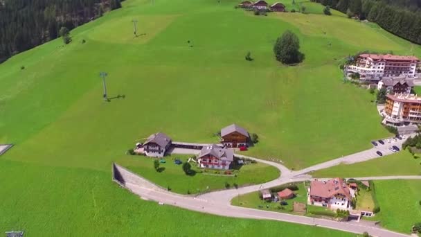 Let dronem v italských Alpách. Neuvěřitelná povaha Itálie — Stock video