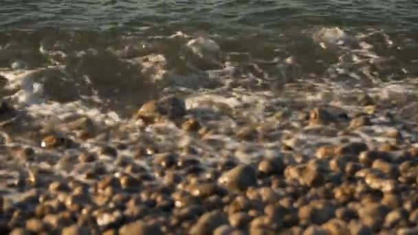 Atlanti óceáni hullámok Franciaországban. Etretat partja — Stock videók