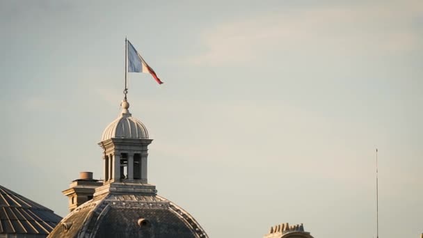 Bandera de Francia en tiempo ventoso sobre un fondo de cielo azul — Vídeos de Stock