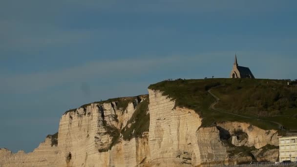 Atlantische kust in Frankrijk. Etretat — Stockvideo