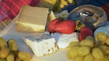 Çilek, peynir ve üzümlerin yanında alyans. Romantik atmosfer. Bildirim