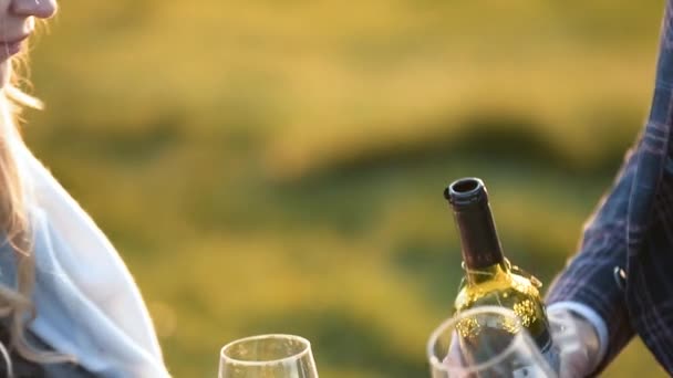 Naamgeving van wijn in een glas op de Atlantische Oceaan — Stockvideo