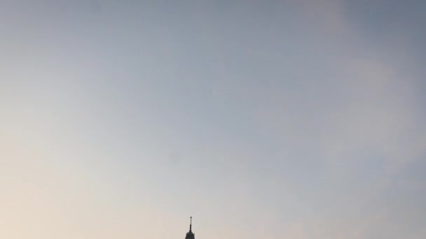 Eiffeltoren bij zonsopgang op een zonnige zomerdag in Parijs — Stockvideo