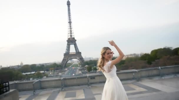 Joyeux mariée dans une robe blanche tournant sur le fond de la Tour Eiffel. Famille heureuse — Video