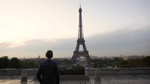 Egy férfi várja szeretett lányát az Eiffel-torony hátterében Párizsban. — Stock videók
