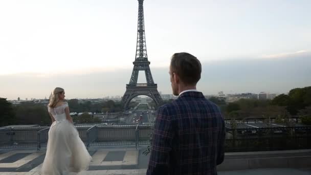 Счастливая пара возле Эйфелевой башни в Париже утром — стоковое видео