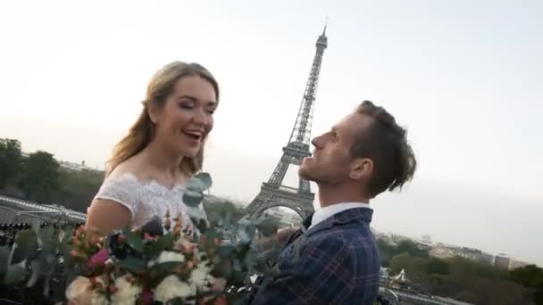 Mutlu çift sabah Paris 'te Eyfel Kulesi' nin yanında. — Stok video