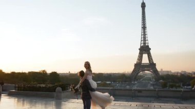Mutlu çift sabah Paris 'te Eyfel Kulesi' nin yanında.