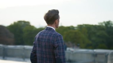 Başarılı bir işadamı Paris 'te Eyfel Kulesi yakınlarında bir iş görüşmesi bekliyor.