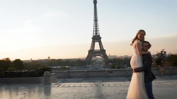 早上在巴黎的埃菲尔铁塔附近快乐的一对情侣 — 图库视频影像