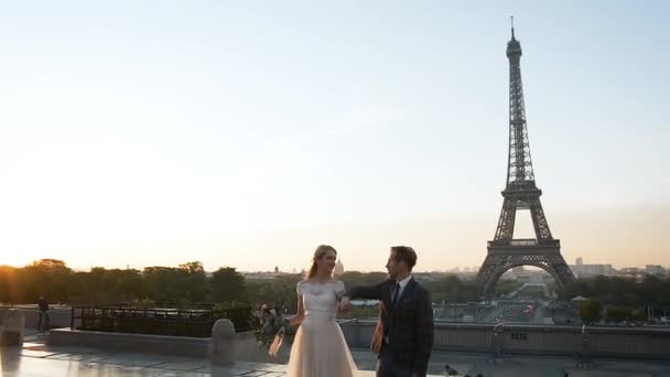 Casal feliz perto da torre Eiffel em Paris pela manhã — Vídeo de Stock