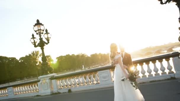 Pareja feliz caminando por la mañana Paris — Vídeo de stock