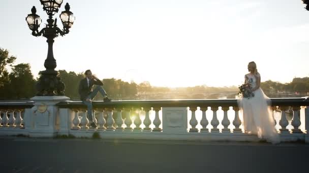 Glückliches Paar beim morgendlichen Spaziergang in Paris an einem sonnigen Sommertag — Stockvideo