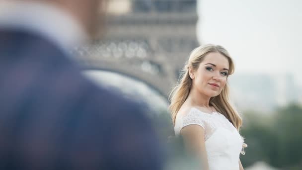 Pareja feliz cerca de la Torre Eiffel en París por la mañana — Vídeo de stock