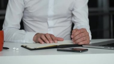 Gece şehri olan bir ofiste genç ve vahşi bir adam kulaklıklarını çıkarıp çalışmaya başlıyor.