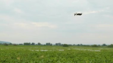 Çiftçi, arazisindeki insansız hava aracını kontrol ediyor. Sel basmış bir tarlanın üzerinden uçmak ve hasat kaybı