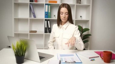 İşyerindeki ofiste çalışan güzel muhasebeci kız laptopa bakan düşünceli bir ifadeyle.