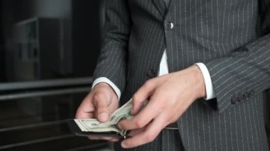 Genç bir şirket yöneticisinin portresi. Gece yarısına kadar ofiste takılıp kalan ve kazandığı parayı listeleyen ve evine gidecek olan.