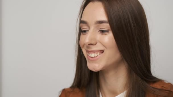 Brunette accountant woman sitting at her desk and smiling sincerely — Stock Video