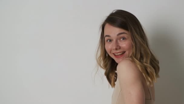 Slank meisje in bruine lingerie die haar roulette meet na de training en is blij met het resultaat — Stockvideo