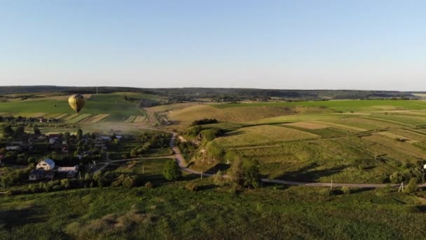 Balões voadores na bela natureza no verão sob o pôr do sol — Vídeo de Stock