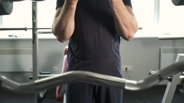 Portrait d'un athlète pompé mains secouant ses biceps dans la salle de gym — Video