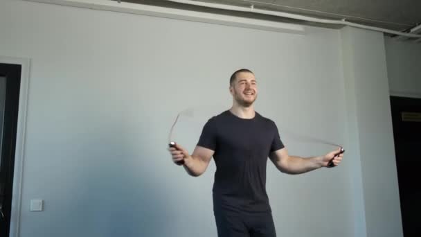 Een gezonde atleet traint in een sportschool om touw te springen. Cardio en uithoudingsvermogen — Stockvideo