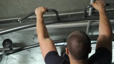 Kafkas görünümlü aktif, sağlıklı bir sporcu bir tabutun üzerine çıkıyor. Büyük pazıları olan pompadan esmer.