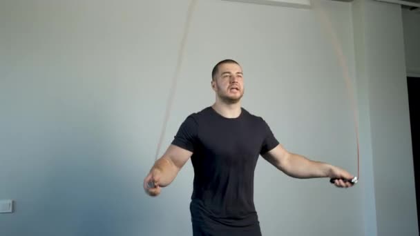 Un atleta sano entrena en un gimnasio para saltar la cuerda. Cardio y resistencia — Vídeos de Stock