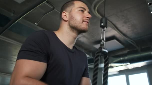 Jonge opgepompte atleet doet nog een biceps oefening in de sportschool ter voorbereiding op de wedstrijd — Stockvideo