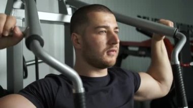 Beyaz tenli pompalı sporcu spor salonunda başka bir kol egzersizi yapıyor yarışmalara hazırlanmak için. Sağlıklı Yaşam Tarzı