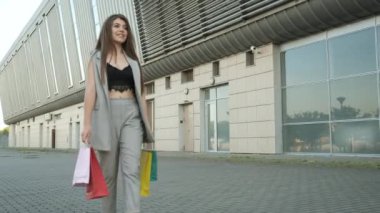 Gri takım elbiseli ve açık yakalı bir kadın.