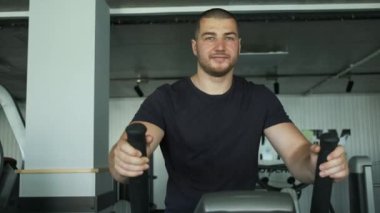Profesyonel atlet yörüngede kadrolu antrenman yapıyor. Yarışmalara hazırlanma