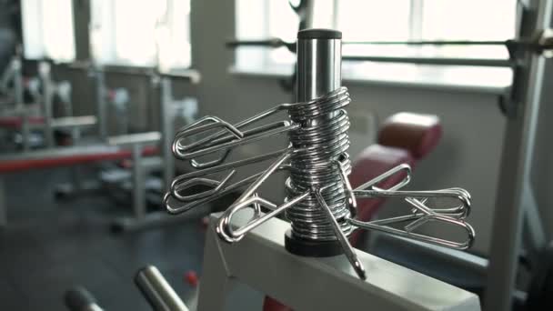 Crochets pour machines d'exercice. Salle de gym moderne — Video