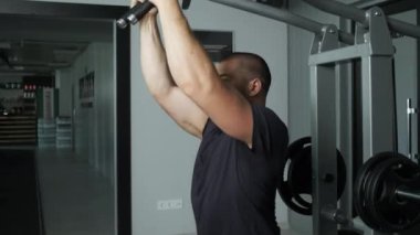 Beyaz tenli pompalı sporcu spor salonunda başka bir kol egzersizi yapıyor yarışmalara hazırlanmak için. Sağlıklı Yaşam Tarzı