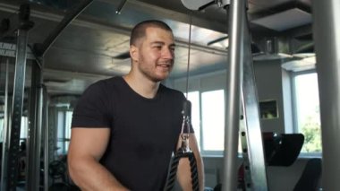 Genç pompalı atlet spor salonunda başka bir pazı egzersizi yapıyor yarışmaya hazırlanmak için.