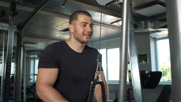 Mladý napumpovaný sportovec dělá další biceps cvičení v tělocvičně v přípravě na soutěž — Stock video