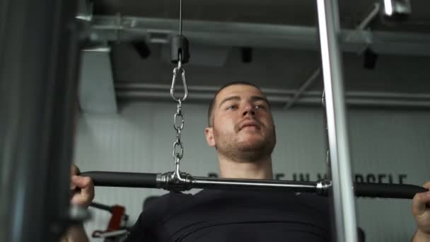 Mladý zdravý sportovec trénuje na soutěže. Cvičení na ramenou a pažích — Stock video