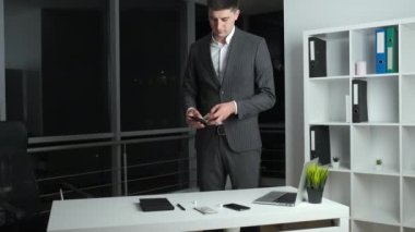 Şirketin genç başkanı gece yarısına kadar ofiste kaldı ve kazandığı parayı listeledi ve evine gidecek.