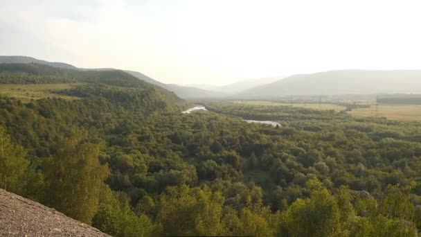 İnanılmaz bir doğa. Sıcak bir yaz akşamında dağlardaki nehir ve ormanlar — Stok video