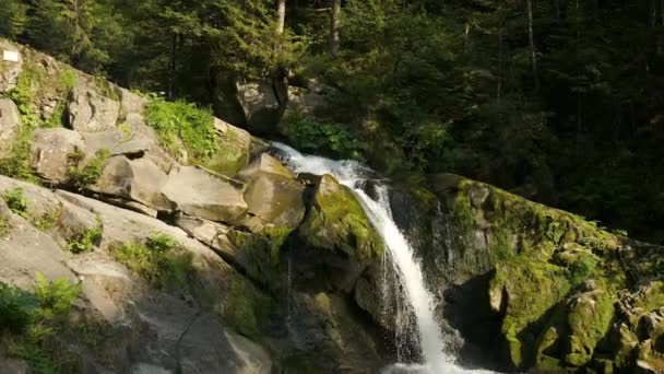 不可思议的天性山中的瀑布。从瀑布和大河石中流出清澈的水 — 图库视频影像