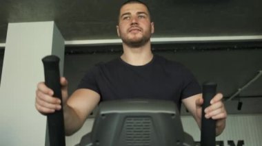 Profesyonel atlet yörüngede kadrolu antrenman yapıyor. Yarışmalara hazırlanma