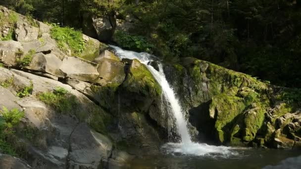 Неймовірна природа. Водоспад у горах. Протікає чиста вода з водоспаду і великих річкових каменів — стокове відео