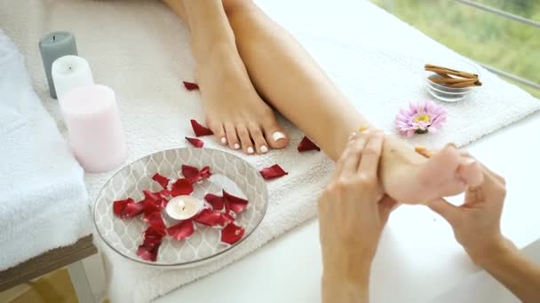 Rehabilitación y masaje de pies y pies en un moderno spa con ventanas panorámicas. Salud y autocuidado — Vídeo de stock