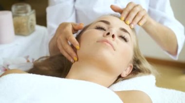 Kadın, panoramik pencereli modern bir kaplıcada kafa masajı yaptırıyor. Sağlık ve kişisel bakım