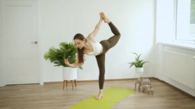 Genç kadın evde meditasyon yapıyor. Profesyonel yoga stüdyoda poz veriyor. Sağlık ve rahatlama