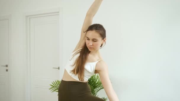 Wanita muda bermeditasi di rumah. Profesional yoga pose di studio. Kesehatan dan ketenangan — Stok Video